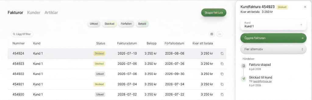 Genom att klicka på statusen öppnas en sidopanel till höger, där du kan du följa tidslinjen mer i detalj, hantera fakturan eller öppna den direkt.