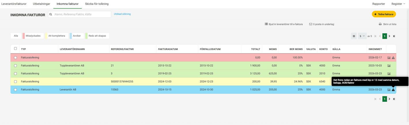 Orsaken till fakturans status går att se genom att hålla muspekaren på varningstriangeln på respektive rad.