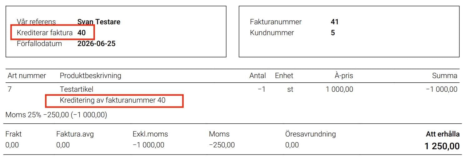 Det framgår alltid på kreditfakturan i text vilken debetfaktura som krediteringen avser.