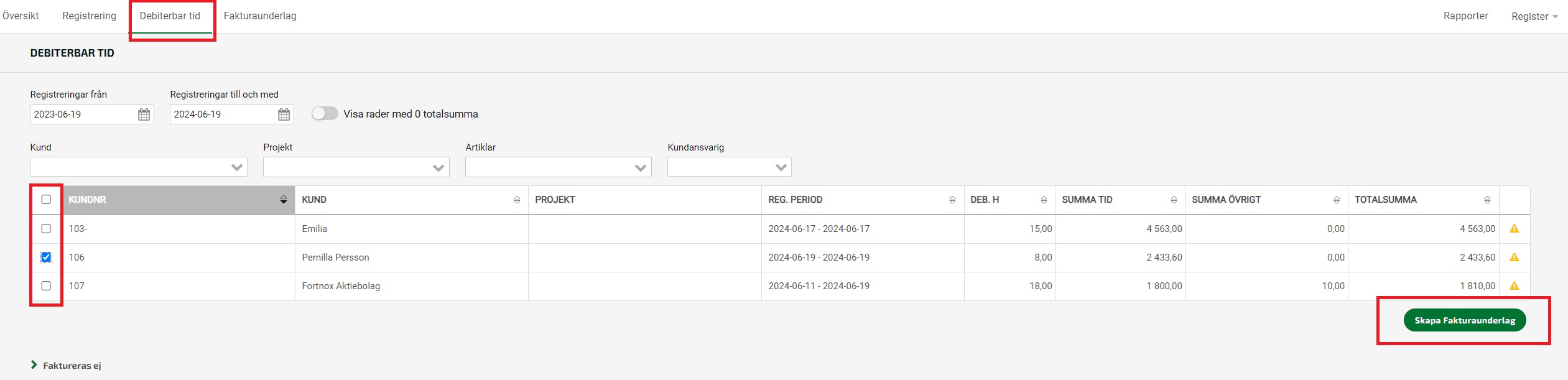 I rutorna till vänster i tabellen under Debiterbar tid, markerar du vilka registreringar som du vill skapa order- eller fakturaunderlag för.