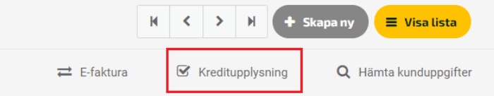 Klicka på Kreditupplysning uppe till höger i vyn på en leverantör och på en leverantörsfaktura.